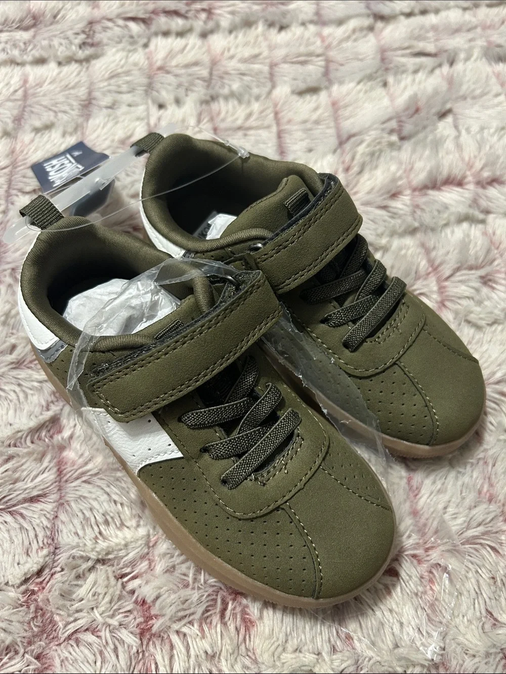 OSHKOSH B'GOSH Kids' Lyra-b Olive Green & White Athletic Sneakers size 9